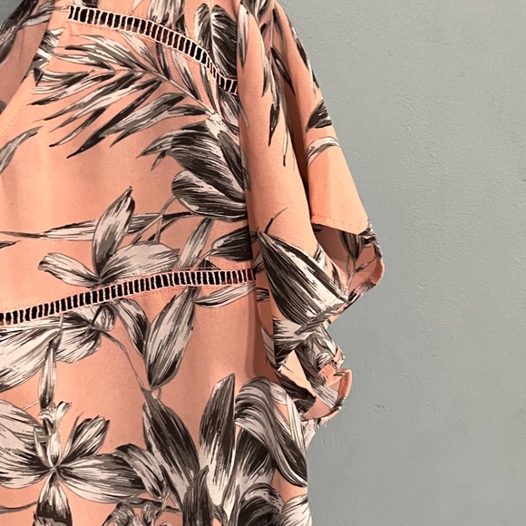 SELLING BANANA REPUBLIC TOP FLORAL COLOR SHORT SLEEVE SIZE BIG SMALL PRE- OWNED - Picture 9 of 12